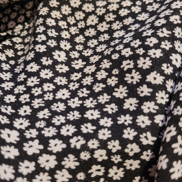 Black Daisy Filled Skirt - Picture 7 of 7